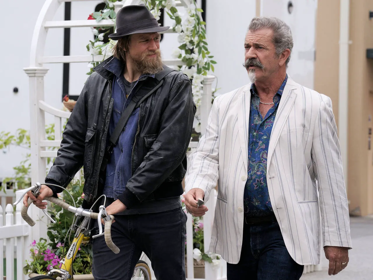 Review of the film "Waldo" - a detective comedy starring Charlie Hunnam and Mel Gibson