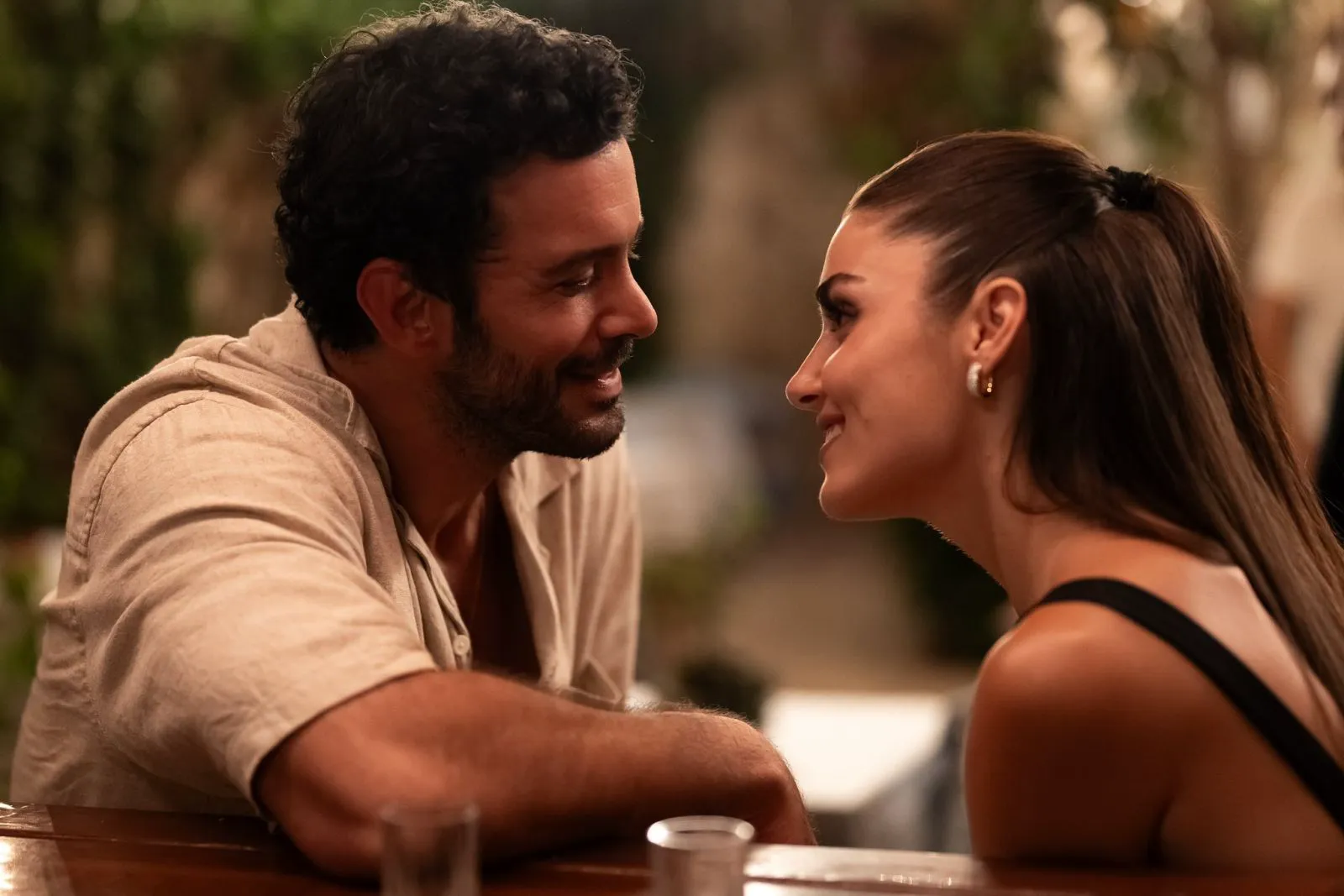 Hande Erçel as Aslı in a still from 