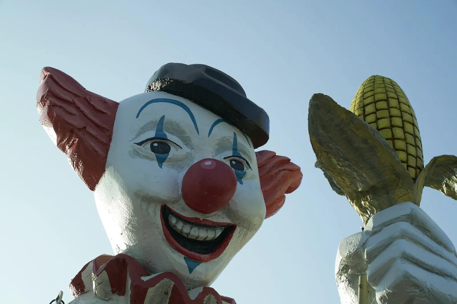 Review of "Terrifier": One, two, three, four, five, the clown is out to kill (again!)