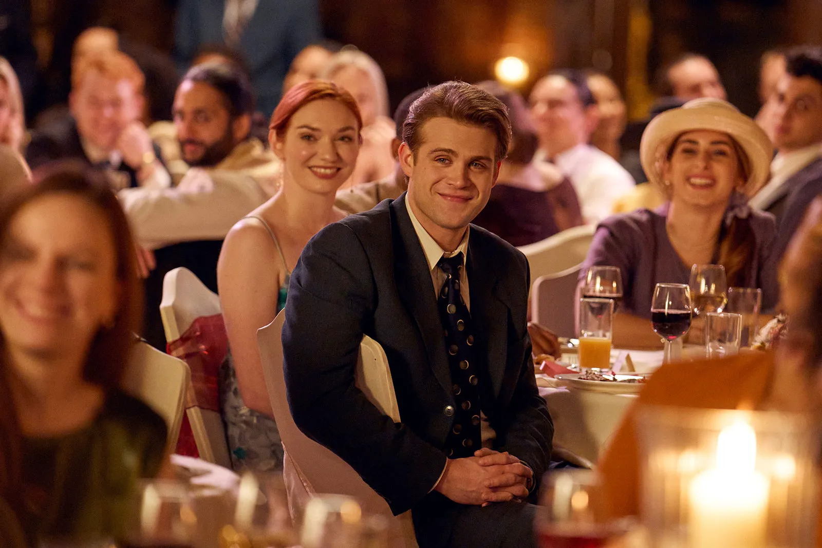 Leo Woodall as Dexter Mayhew in 