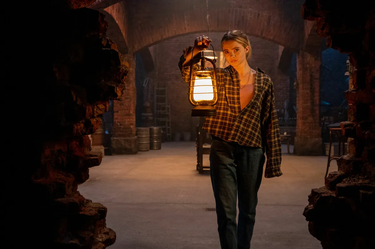 Freya Allan as Iris in 